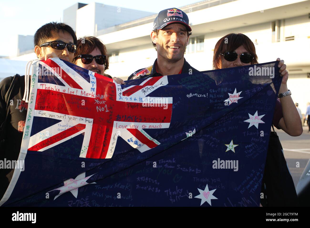Mark Webber (AUS) Red Bull Racing avec fans. Grand Prix japonais, dimanche 13 octobre 2013. Suzuka, Japon. Banque D'Images