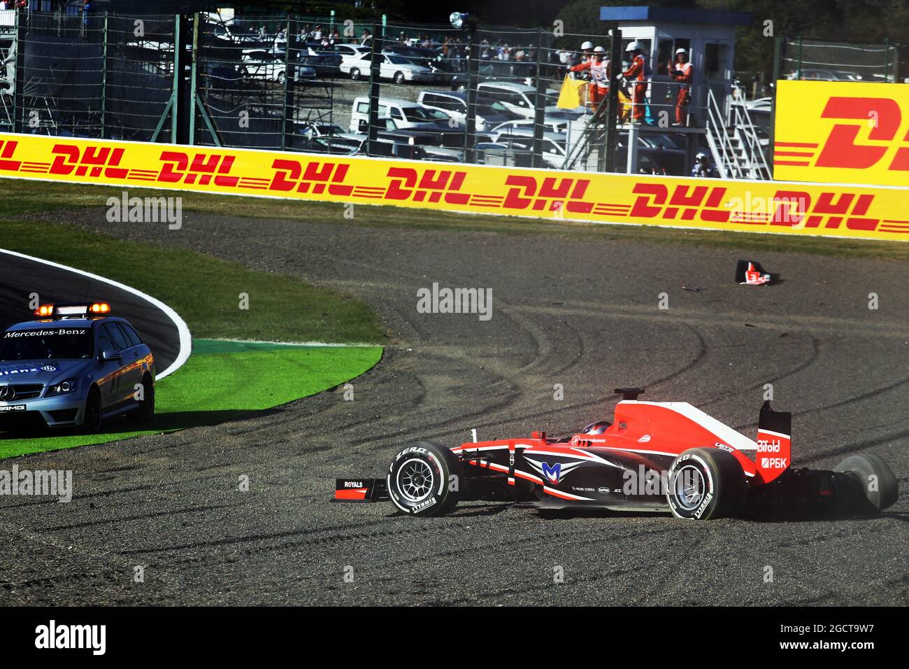 Jules Bianchi (FRA) Marussia F1 Team MR02 s'écrase au début de la course. Grand Prix japonais, dimanche 13 octobre 2013. Suzuka, Japon. Banque D'Images