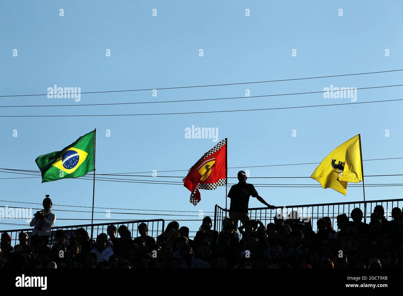 Ventilateurs et drapeaux. Grand Prix japonais, dimanche 13 octobre 2013. Suzuka, Japon. Banque D'Images