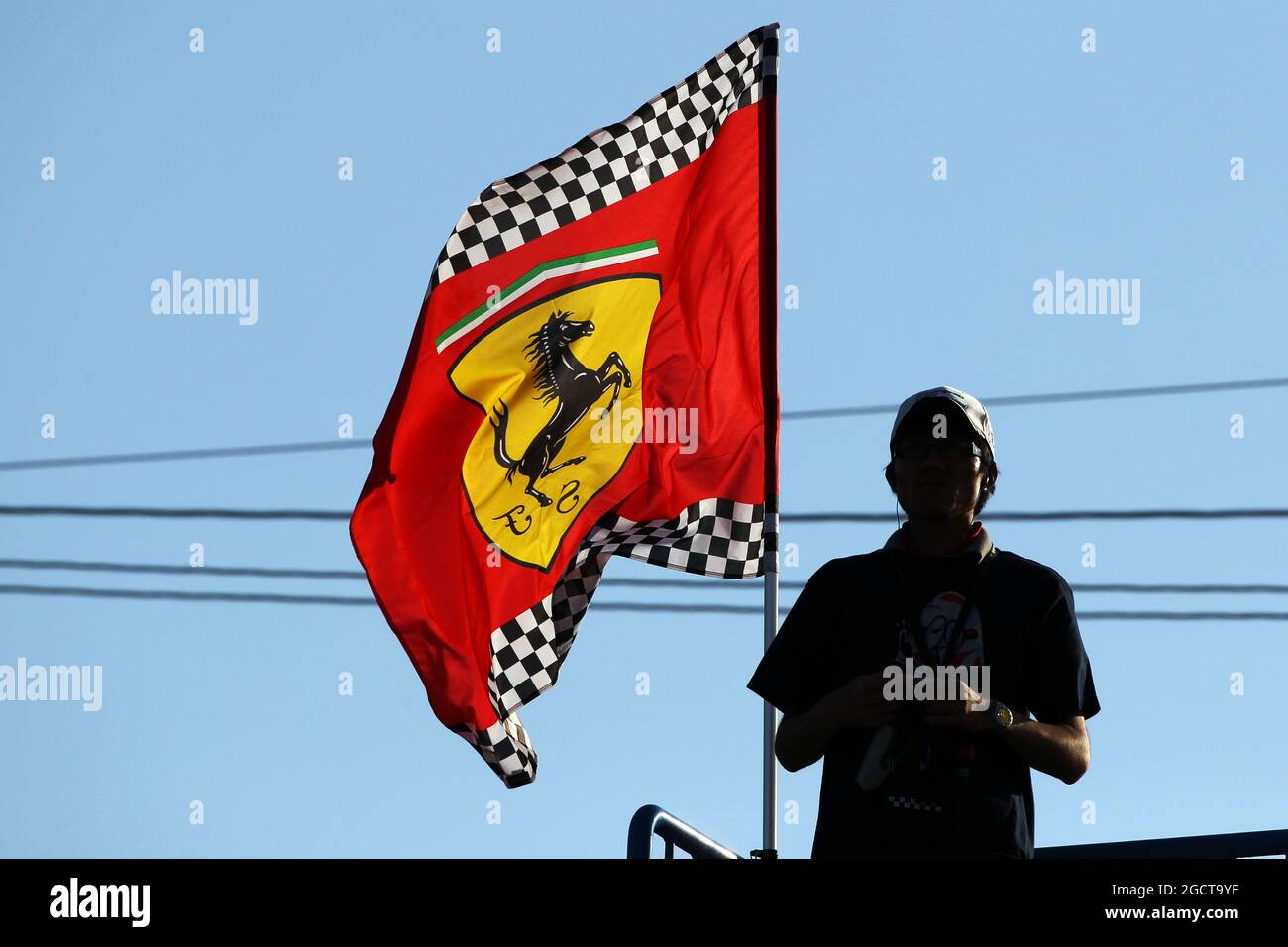 Ventilateur Ferrari et drapeau. Grand Prix japonais, dimanche 13 octobre 2013. Suzuka, Japon. Banque D'Images