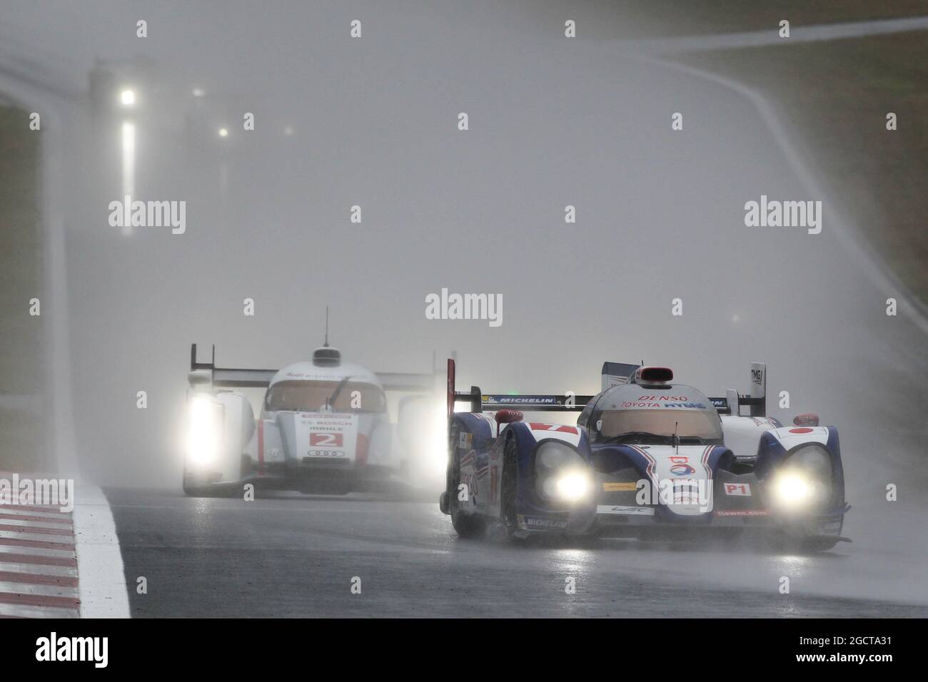 Alexander Wurz (AUT) / Nicolas Lapierre (FRA) / Kazuki Nakajima (JPN) Toyota Racing, Toyota TS030, responsable hybride Tom Kristensen (DEN) / Loic Duval (FRA) / Allan McNish (GBR) Audi Sport Team Joest, Audi R18 e-tron quattro. Championnat du monde d'endurance FIA, Round 6, Dimanche 20 octobre 2013. Six heures de Fuji, Fuji, Japon. Banque D'Images