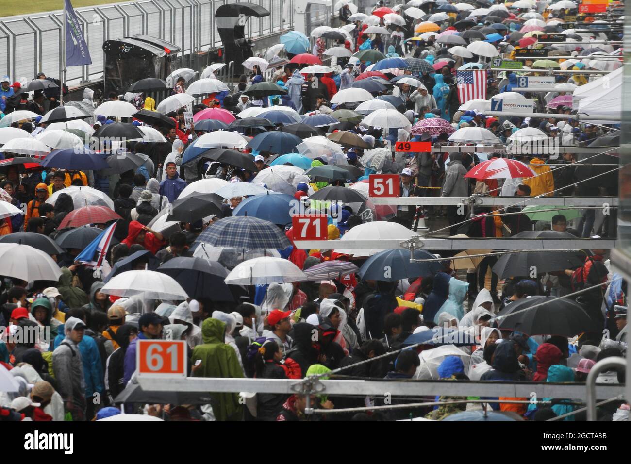 Les fans de la piste de la fosse se promener après la course de pluie raccourcie. Championnat du monde d'endurance FIA, Round 6, Dimanche 20 octobre 2013. Six heures de Fuji, Fuji, Japon. Banque D'Images