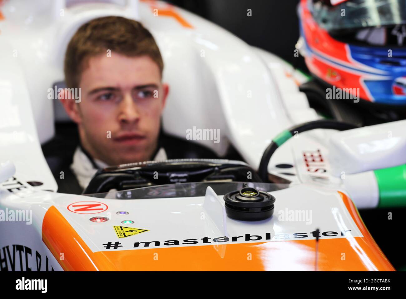 Paul di Resta (GBR) Sahara Force India VJM06 portant le masterblaster hashtag # comme un hommage au légendaire joueur de cricket Sachin Tendulkar, qui a récemment annoncé sa retraite de toutes les formes de cricket. Grand Prix d'Inde, samedi 26 octobre 2013. Grande Noida, New Delhi, Inde. Banque D'Images