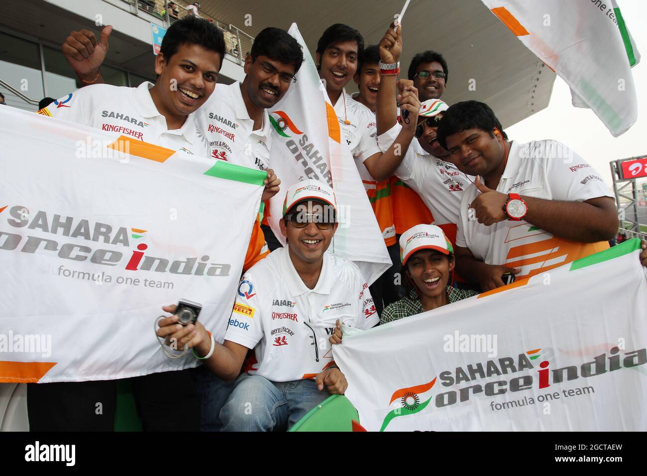 Sahara Force India F1 Team fans dans la tribune. Grand Prix d'Inde, samedi 26 octobre 2013. Grande Noida, New Delhi, Inde. Banque D'Images