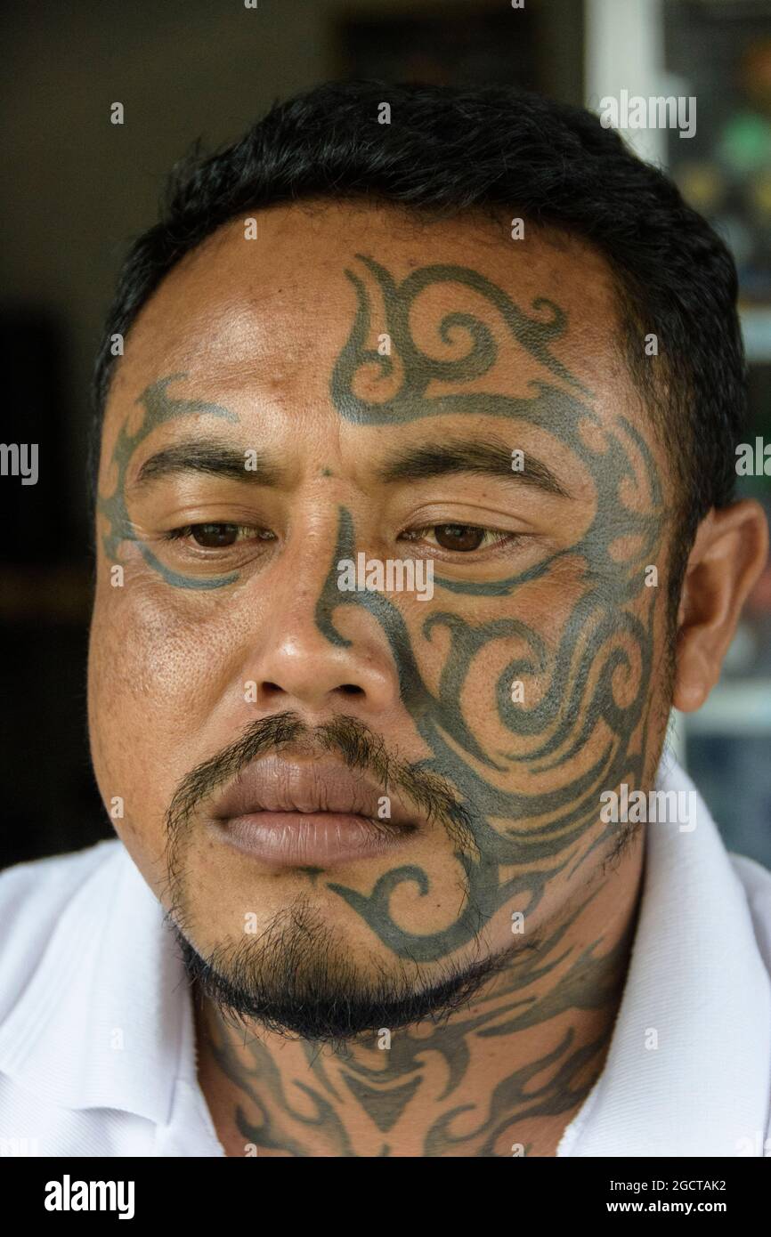 Portrait d'un homme avec tatouage visage. Bali, Indonésie. Banque D'Images