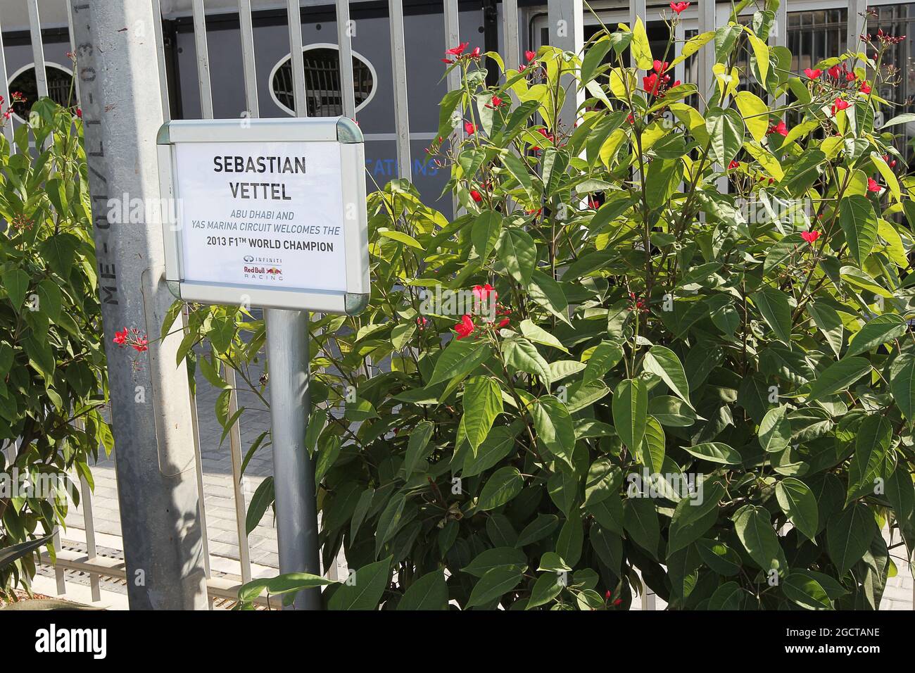 Panneau de parking pour 2013 Champion du monde Sebastian Vettel (GER) Red Bull Racing. Grand Prix d'Abu Dhabi, vendredi 1er novembre 2013. Yas Marina circuit, Abu Dhabi, Émirats Arabes Unis. Banque D'Images