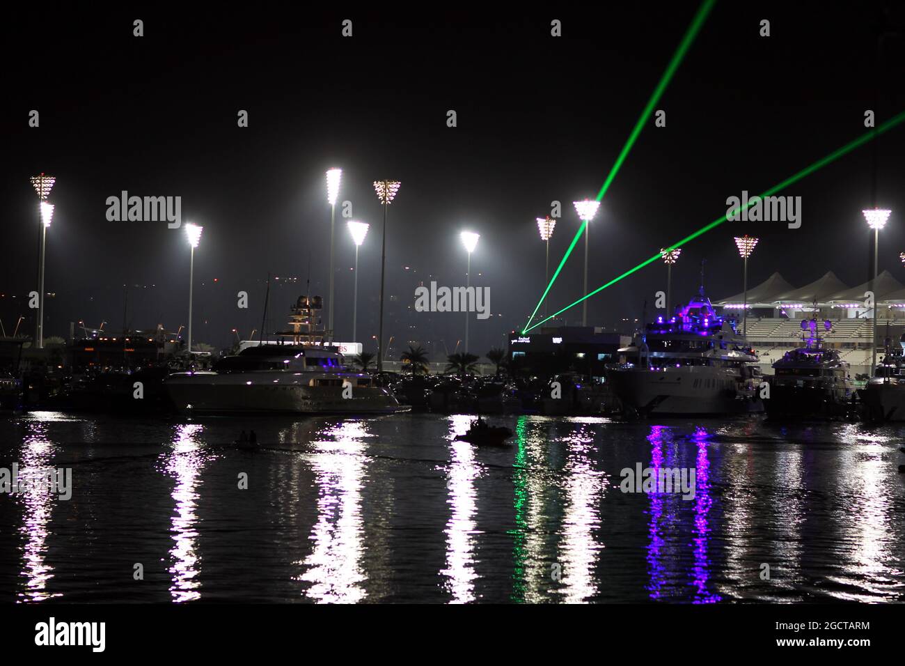 Spectacle laser sur le port. Grand Prix d'Abu Dhabi, vendredi 1er novembre 2013. Yas Marina circuit, Abu Dhabi, Émirats Arabes Unis. Banque D'Images