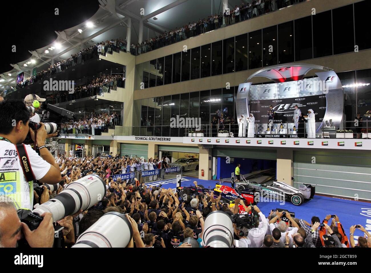 Les photographes montent sur le podium. Grand Prix d'Abu Dhabi, dimanche 3 novembre 2013. Yas Marina circuit, Abu Dhabi, Émirats Arabes Unis. Banque D'Images