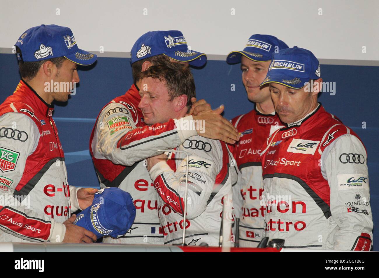 Les gagnants Marcel Fassler (SUI) / Andre Lotterer (GER) / Benoit Treluyer (FRA) Audi Sport Team Joest, Audi R18 e-tron quattro célèbrent sur le podium avec les champions du monde Allan McNish (GBR) et Tom Kristensen (DEN)Audi Sport Team Joest, Audi R18 e-tron quattro. Championnat du monde d'endurance FIA, Round 7, samedi 9 novembre 2013. Shanghai, Chine. Banque D'Images