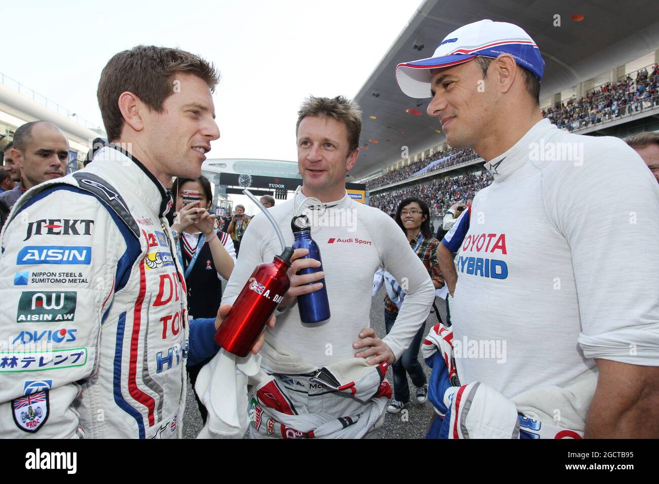 Anthony Davidson (GBR) (à gauche), Stephane Sarrazin (FRA) (à droite) Toyota Racing, Toyota TS030, Hybrid, et Allan McNish (GBR) Audi Sport Team Joest, Audi R18 e-tron quattro (au centre), parlent de la grille. Championnat du monde d'endurance FIA, Round 7, samedi 9 novembre 2013. Shanghai, Chine. Banque D'Images