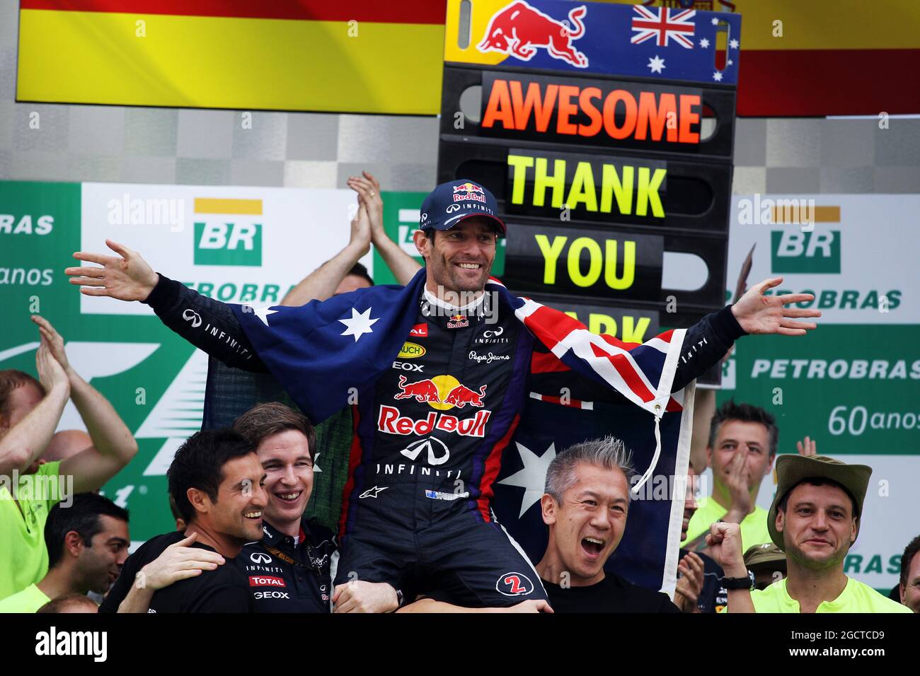 Mark Webber (AUS) Red Bull Racing célèbre sa deuxième position et sa dernière GP avec l'équipe. Grand Prix brésilien, dimanche 24 novembre 2012. Sao Paulo, Brésil. Banque D'Images