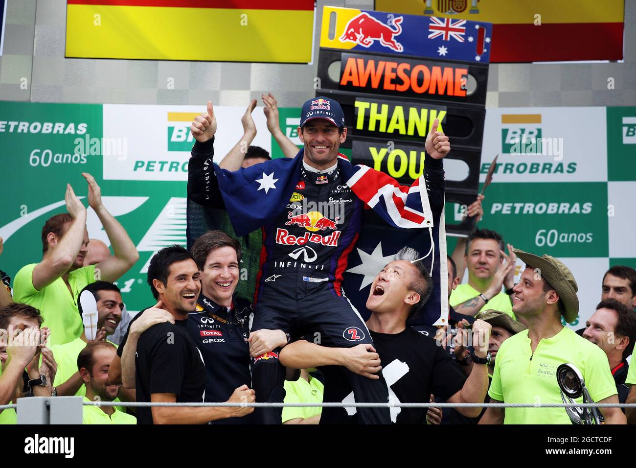 Mark Webber (AUS) Red Bull Racing célèbre sa deuxième position et sa dernière GP avec l'équipe. Grand Prix brésilien, dimanche 24 novembre 2012. Sao Paulo, Brésil. Banque D'Images