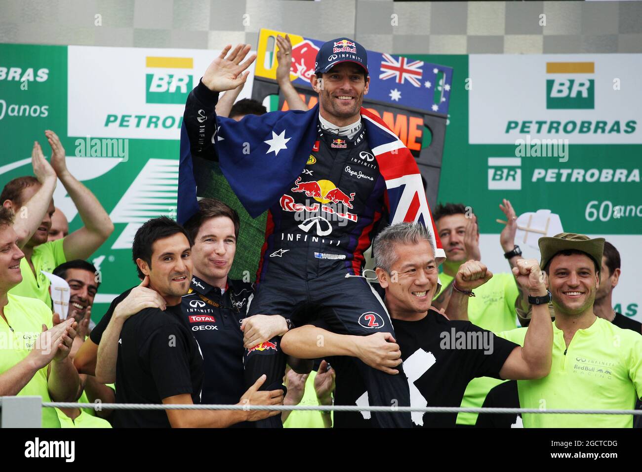 Mark Webber (AUS) Red Bull Racing célèbre sa deuxième position et sa dernière GP avec l'équipe. Grand Prix brésilien, dimanche 24 novembre 2012. Sao Paulo, Brésil. Banque D'Images