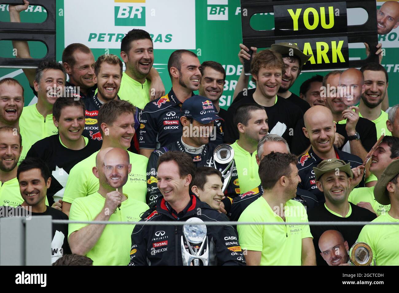 Mark Webber (AUS) Red Bull Racing célèbre sa deuxième position et sa dernière GP avec l'équipe. Grand Prix brésilien, dimanche 24 novembre 2012. Sao Paulo, Brésil. Banque D'Images