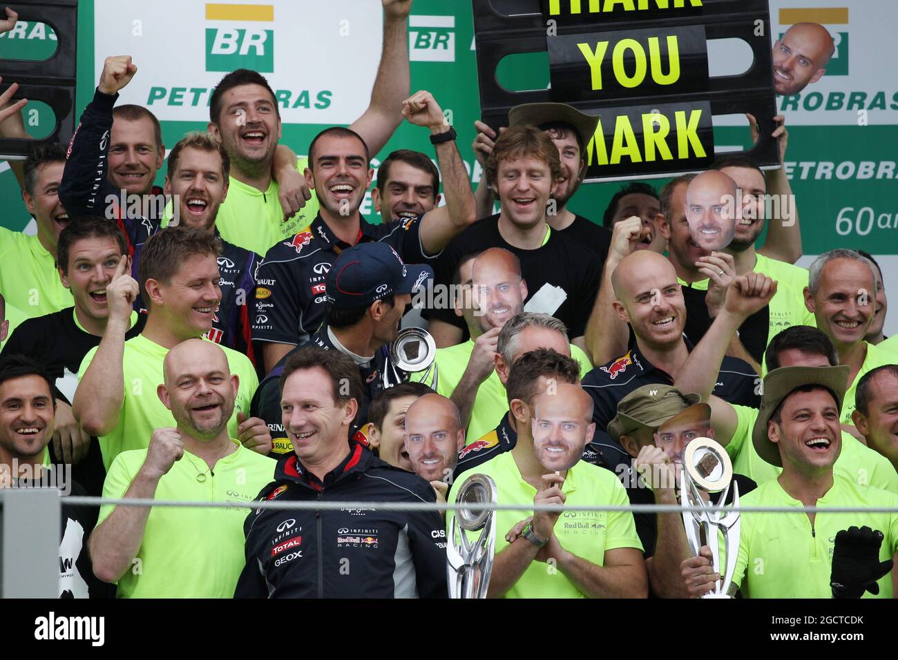 Mark Webber (AUS) Red Bull Racing célèbre sa deuxième position et sa dernière GP avec l'équipe. Grand Prix brésilien, dimanche 24 novembre 2012. Sao Paulo, Brésil. Banque D'Images
