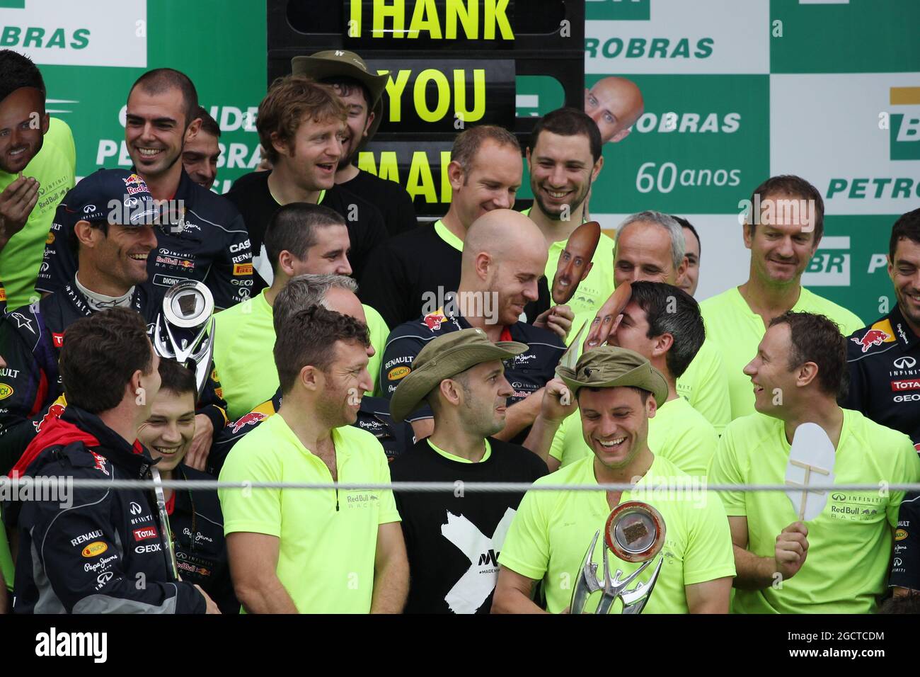 Mark Webber (AUS) Red Bull Racing célèbre sa deuxième position et sa dernière GP avec l'équipe. Grand Prix brésilien, dimanche 24 novembre 2012. Sao Paulo, Brésil. Banque D'Images