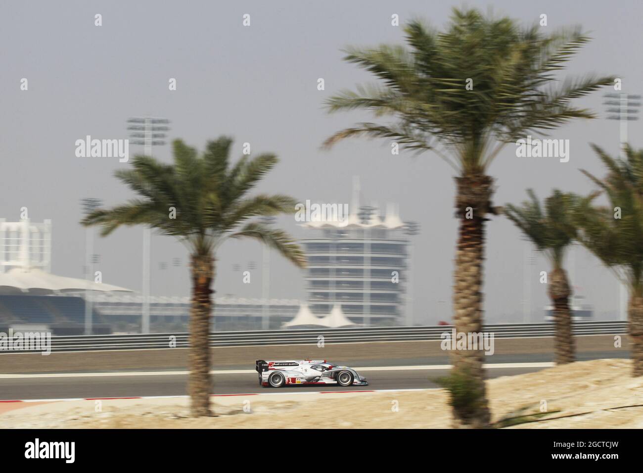 Marcel Fassler (SUI) / Andre Lotterer (GER) / Benoit Treluyer (FRA) Audi Sport Team Joest, Audi R18 e-tron quattro. Championnat du monde d'endurance FIA, Round 8, jeudi 28 novembre 2013. Sakhir, Bahreïn. Banque D'Images