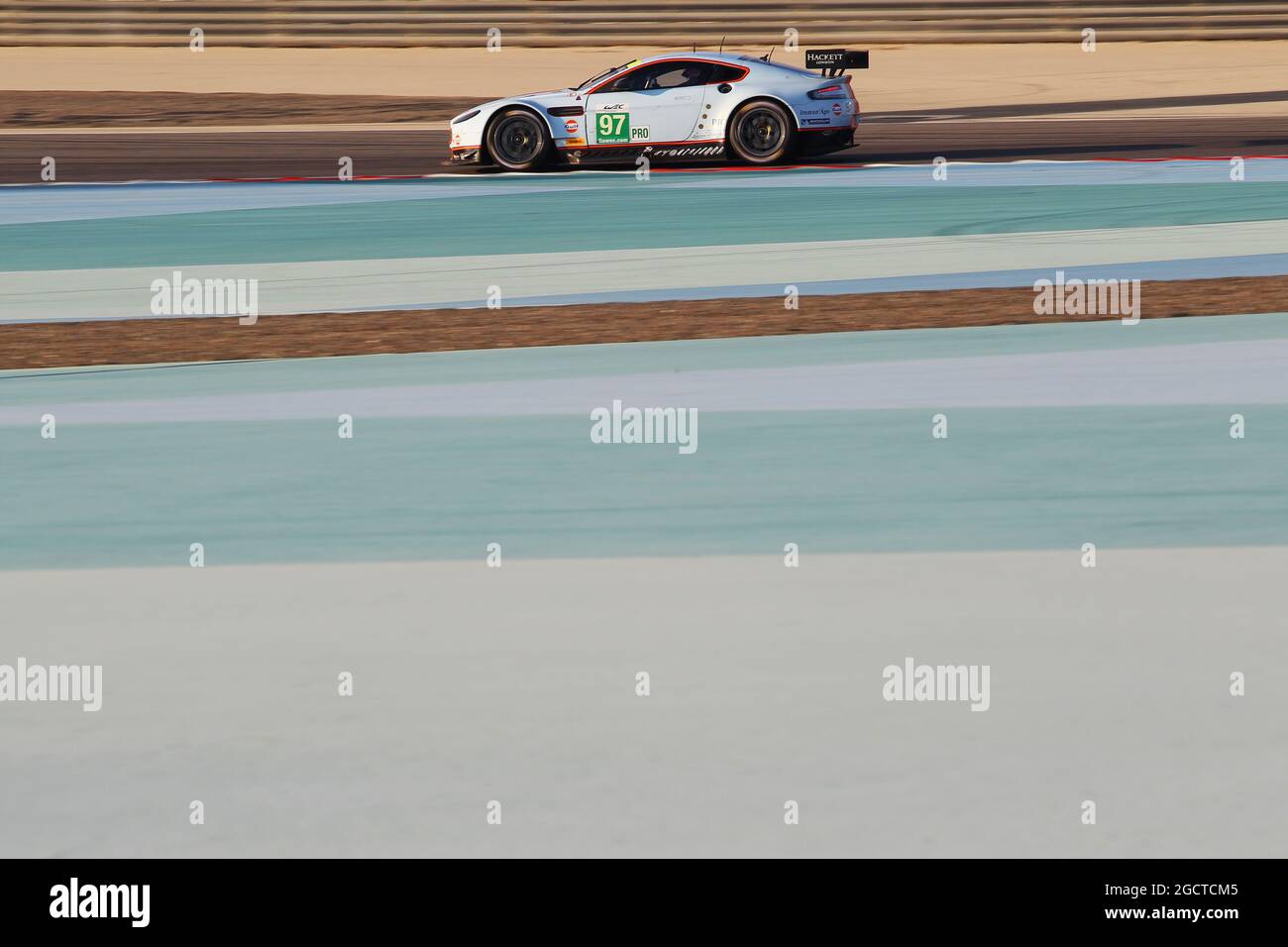 Darren Turner (GBR) / Stefan Muecke (GER) Aston Martin Vantage V8. Championnat du monde d'endurance FIA, Round 8, samedi 30 novembre 2013. Sakhir, Bahreïn. Banque D'Images