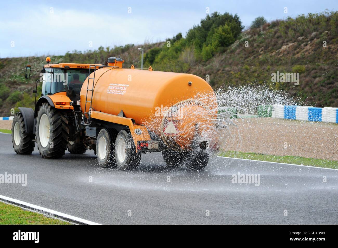 Le tracteur sprinkleur s'enorne sur la voie car le jour est déclaré jour de l'essai officiel des pneus Pirelli. Test de Formule 1, deuxième jour, mercredi 29 janvier 2014. Jerez, Espagne. Banque D'Images