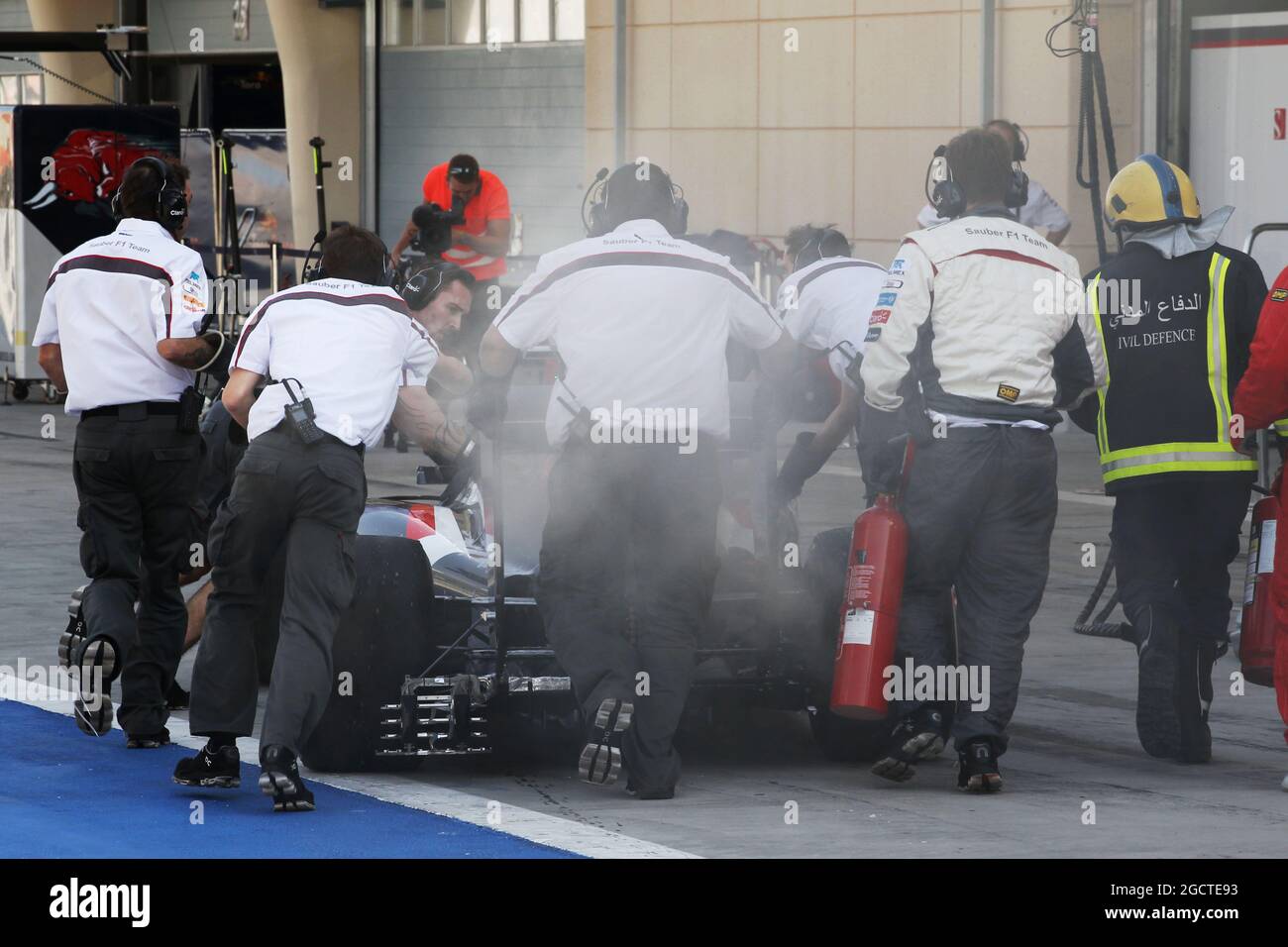 Le fumeur Sauber C33 d'Adrian Sutil (GER) Sauber est poussé vers le bas de la voie de la fosse par les mécaniciens. Test de Formule 1, test de Bahreïn 2, troisième jour, samedi 1er match 2014. Sakhir, Bahreïn. Banque D'Images