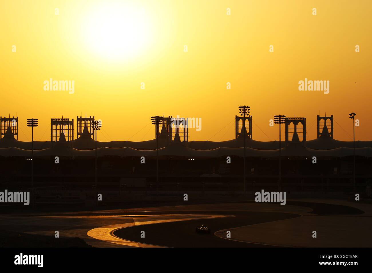 Une action pittoresque au coucher du soleil. Test de Formule 1, test de Bahreïn 2, troisième jour, samedi 1er match 2014. Sakhir, Bahreïn. Banque D'Images
