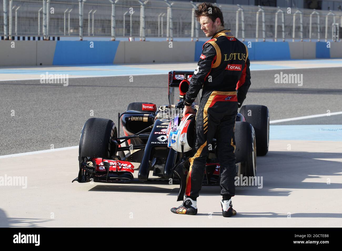 Romain Grosjean (FRA) Lotus F1 E22 s'arrête sur le circuit. Test de Formule 1, test de Bahreïn 2, troisième jour, samedi 1er match 2014. Sakhir, Bahreïn. Banque D'Images