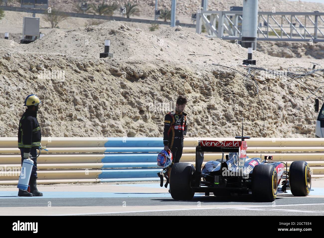 Romain Grosjean (FRA) Lotus F1 E22 s'arrête sur le circuit. Test de Formule un, test de Bahreïn deux, quatrième jour, dimanche 2 mars 2014. Sakhir, Bahreïn. Banque D'Images
