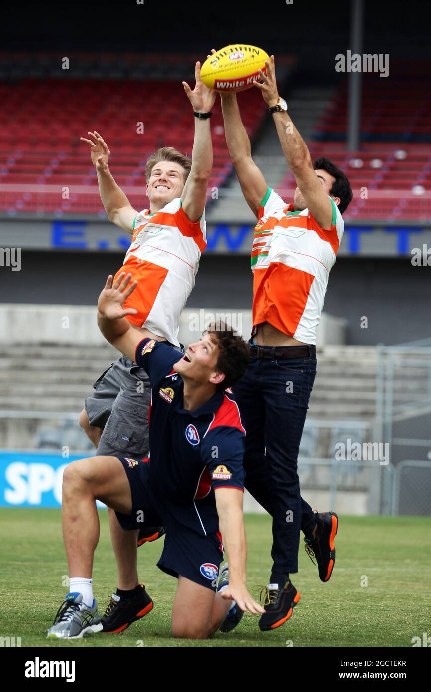 Nico Hulkenberg (GER) Sahara Force India F1 (à gauche) et le coéquipier Sergio Perez (MEX) Sahara Force India F1 essayez leurs compétences Aussie Rules avec Wwill Minson (AUS) Western Bulldogs joueur de football australien à Whitten Oval. Grand Prix d'Australie, mardi 11 mars 2014. Albert Park, Melbourne, Australie. Banque D'Images