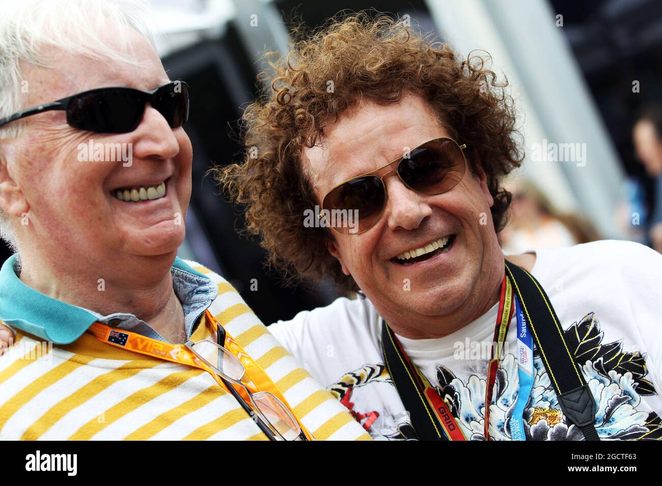 (De gauche à droite) : John Watson (GBR) avec Leo Sayer (AUS). Grand Prix d'Australie, samedi 15 mars 2014. Albert Park, Melbourne, Australie. Banque D'Images