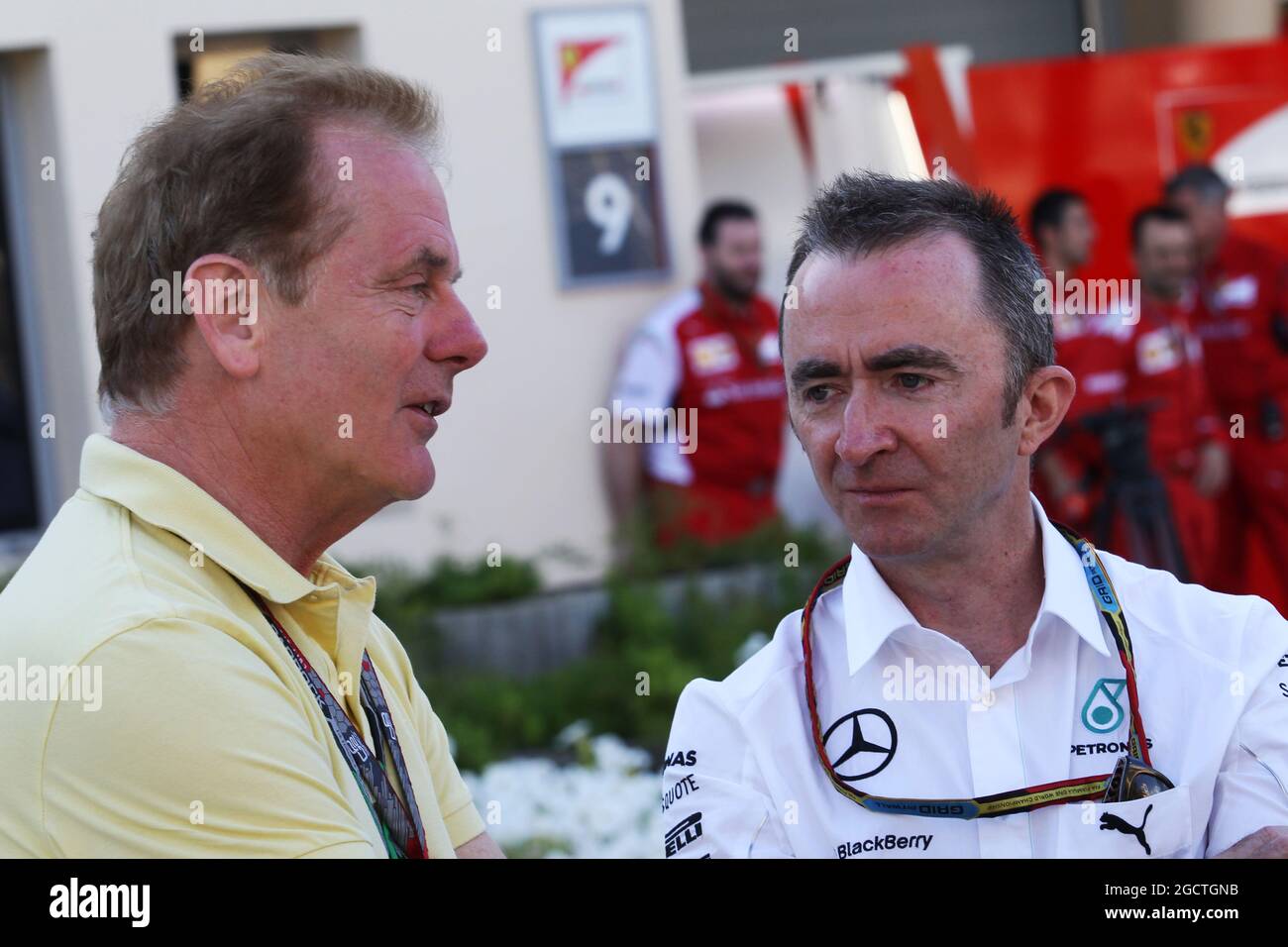 (De gauche à droite) : Jonathan Palmer (GBR) avec Paddy Lowe (GBR) Mercedes AMG F1 Directrice exécutive (technique). Grand Prix de Bahreïn, dimanche 6 avril 2014. Sakhir, Bahreïn. Banque D'Images