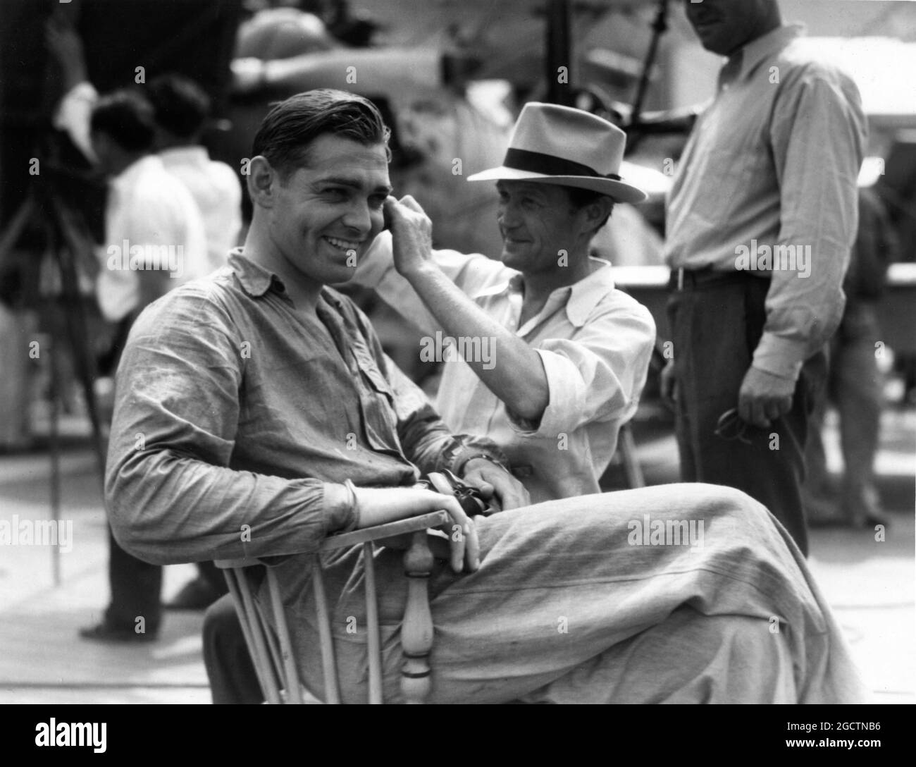 CLARK PIGNON sur le terrain Candid avec Make-Up Man sur le pont du porte-avions USS SARATOGA (CV-3) pendant le tournage de HELL DIVERS 1931 réalisateur GEORGE W. HILL Story Frank Wead Metro Goldwyn Mayer Banque D'Images