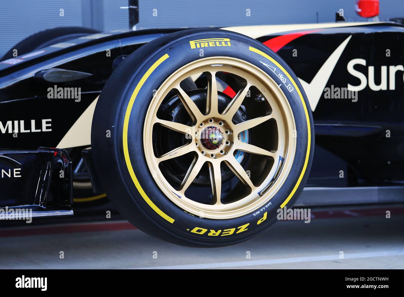 Le Lotus F1 E22 avec de nouveaux pneus et jantes Pirelli de 18 pouces. Test  de Formule 1, mercredi 9 juillet 2014. Silverstone, Angleterre Photo Stock  - Alamy