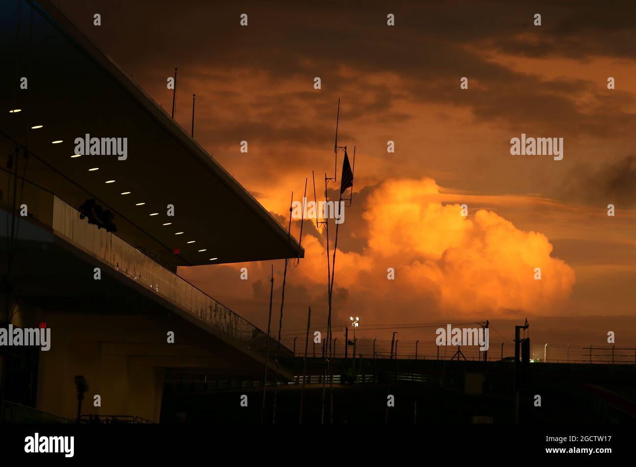 Le soleil se couche sur le circuit. FIA World Endurance Championship, Rd 4, 6 heures de circuit of the Americas. Jeudi 18 septembre 2014. Austin, Texas, États-Unis. Banque D'Images