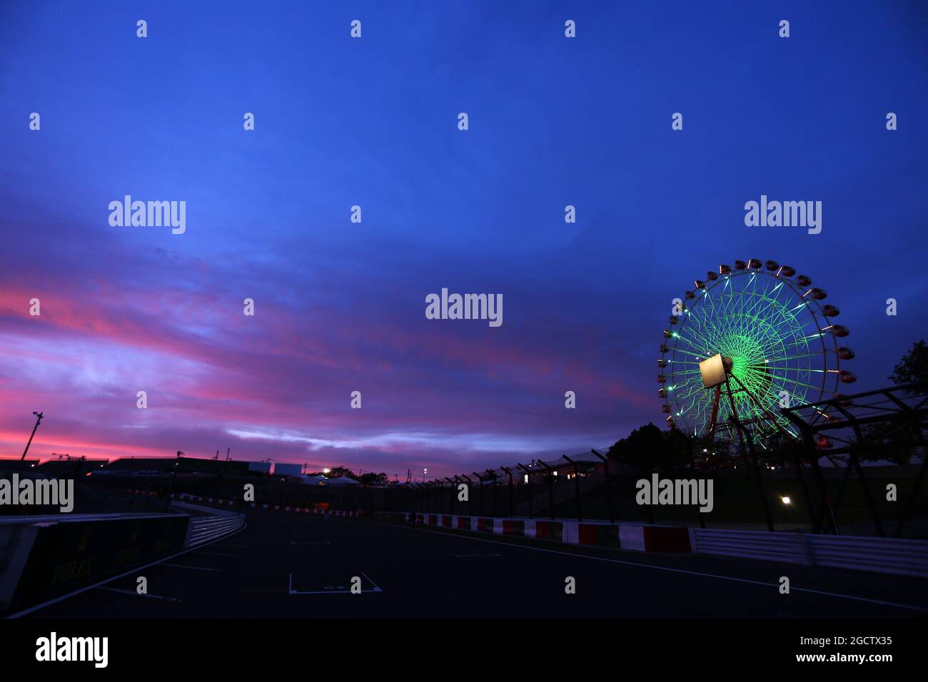 Le soleil se couche sur le circuit. Grand Prix japonais, samedi 4 octobre 2014. Suzuka, Japon. Banque D'Images