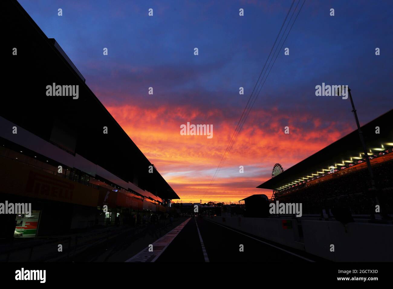 Le soleil se couche sur le circuit. Grand Prix japonais, samedi 4 octobre 2014. Suzuka, Japon. Banque D'Images