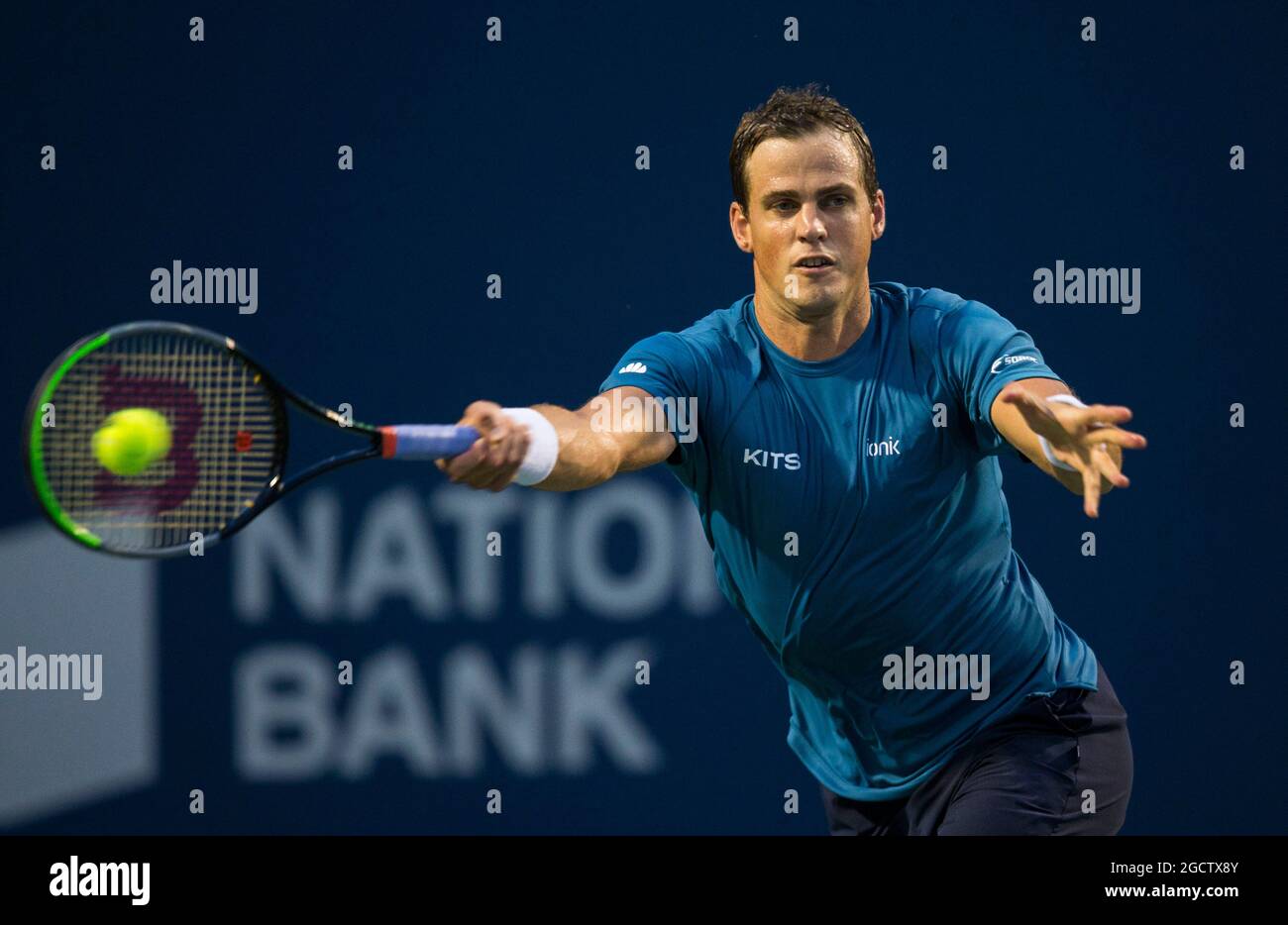 Toronto, Canada. 9 août 2021. Vasek Pospisil du Canada retourne le ballon à Tommy Paul des États-Unis lors de la première partie du match des célibataires hommes à l'Open de la Banque nationale 2021 à Toronto, Canada, le 9 août 2021. Credit: Zou Zheng/Xinhua/Alamy Live News Banque D'Images