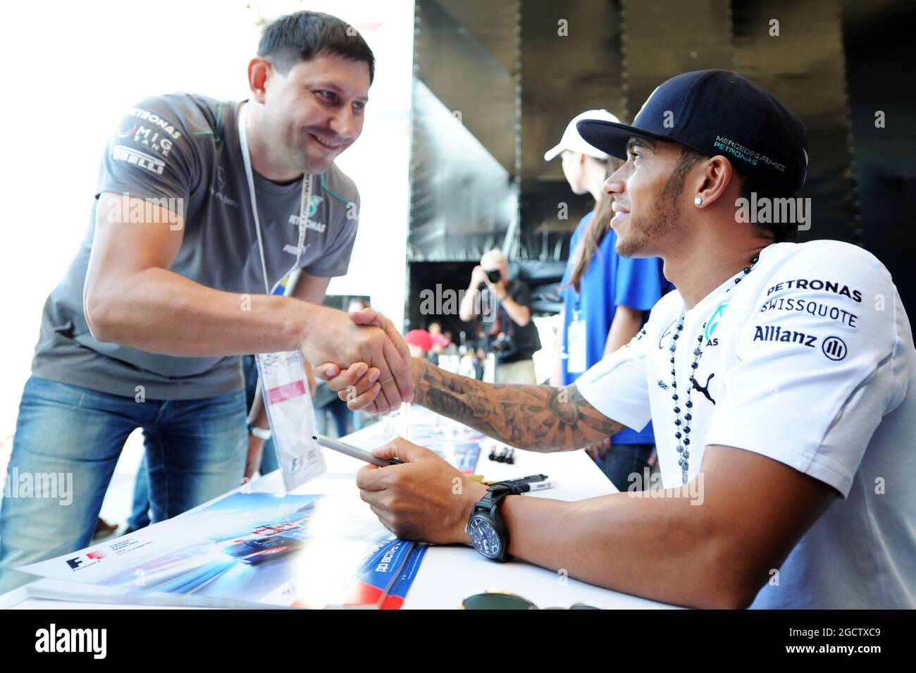 Lewis Hamilton (GBR) Mercedes AMG F1 signe des autographes pour les fans de  la Fanzone. Grand Prix de Russie, jeudi 9 octobre 2014. Sotchi Autodrom,  Sotchi, Russie Photo Stock - Alamy