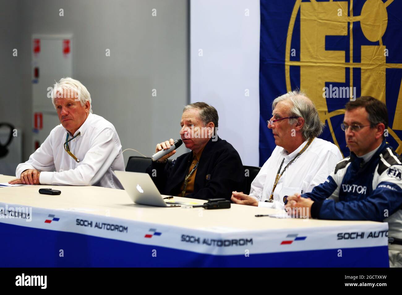 La FIA tient une conférence de presse pour discuter de l'accident  impliquant Jules Bianchi, pilote de l'écurie Marussia F1 (FRA) au GP  japonais de Suzuka (de gauche à droite) : Charlie Whiting (