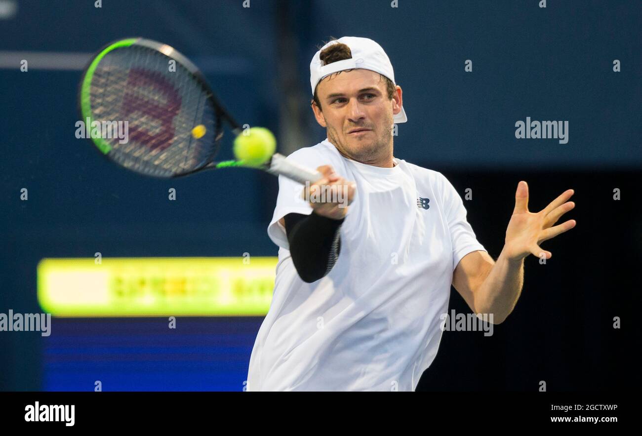 Toronto, Canada. 9 août 2021. Tommy Paul, des États-Unis, remet le ballon à Vasek Pospisil du Canada lors de la première partie du match des célibataires pour hommes à l'ouverture de la Banque nationale de 2021 à Toronto, Canada, le 9 août 2021. Credit: Zou Zheng/Xinhua/Alamy Live News Banque D'Images