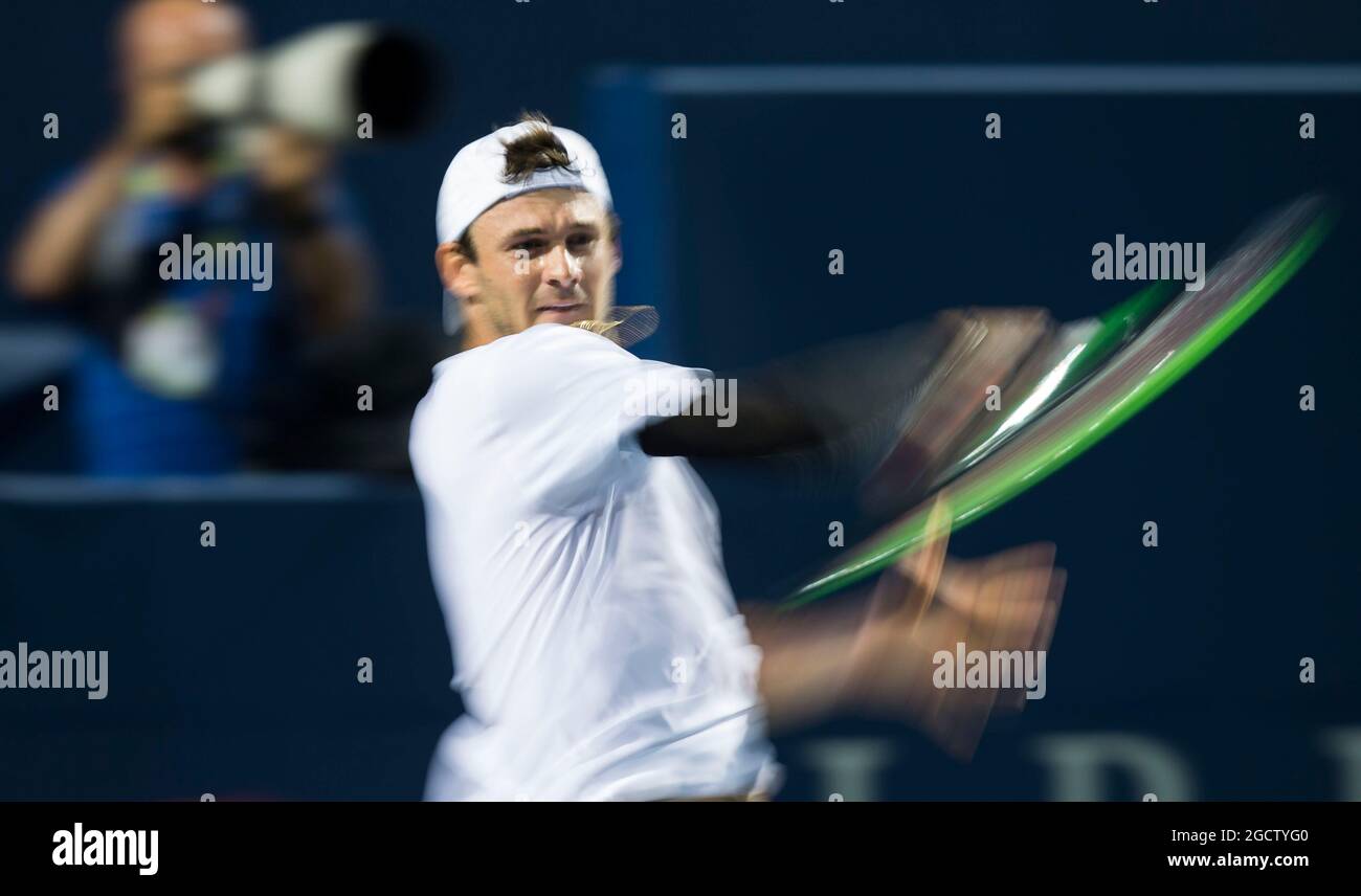 Toronto, Canada. 9 août 2021. Tommy Paul, des États-Unis, remet le ballon à Vasek Pospisil du Canada lors de la première partie du match des célibataires pour hommes à l'ouverture de la Banque nationale de 2021 à Toronto, Canada, le 9 août 2021. Credit: Zou Zheng/Xinhua/Alamy Live News Banque D'Images