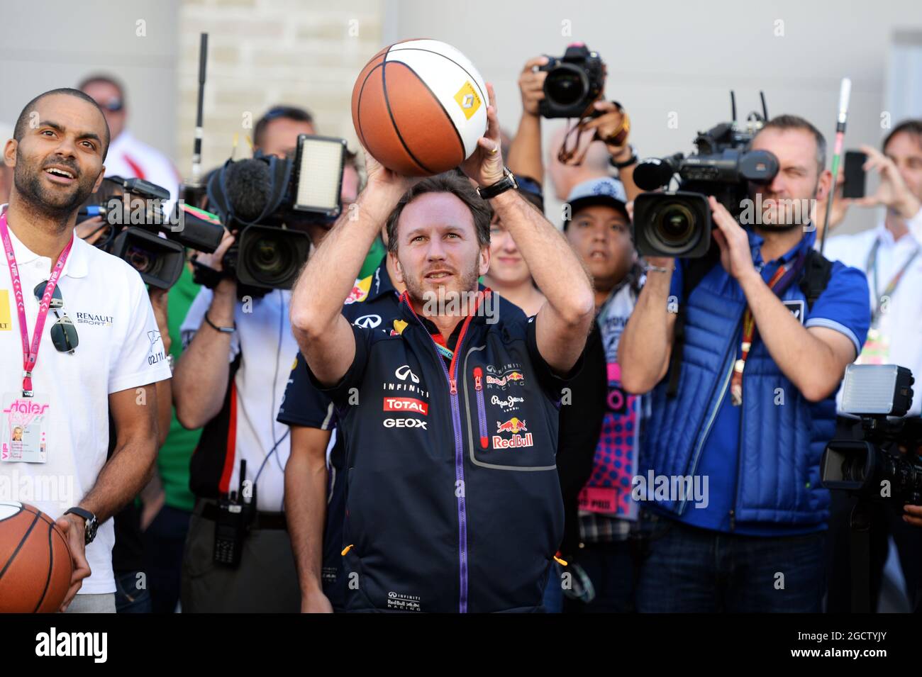 Christian Horner (GBR) Red Bull Racing Team principal pratique ses compétences de basket-ball avec Tony Parker (FRA) joueur de basket-ball NBA (à gauche). Grand Prix des États-Unis, samedi 1er novembre 2014. Circuit of the Americas, Austin, Texas, États-Unis. Banque D'Images