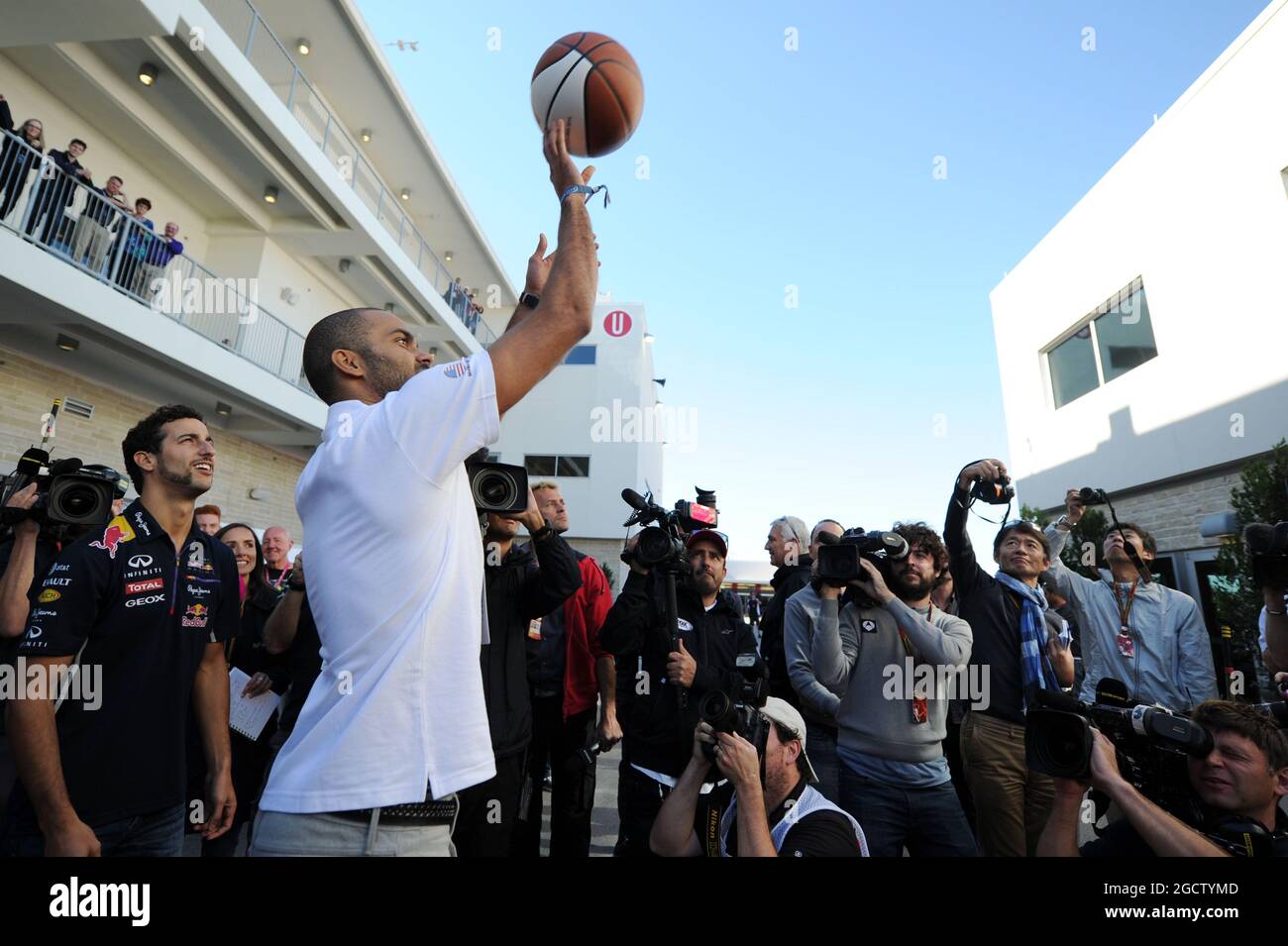 (De gauche à droite) : Daniel Ricciardo (AUS) Red Bull Racing pratique son basketball avec Tony Parker (FRA) joueur de basket-ball NBA. Grand Prix des États-Unis, samedi 1er novembre 2014. Circuit of the Americas, Austin, Texas, États-Unis. Banque D'Images