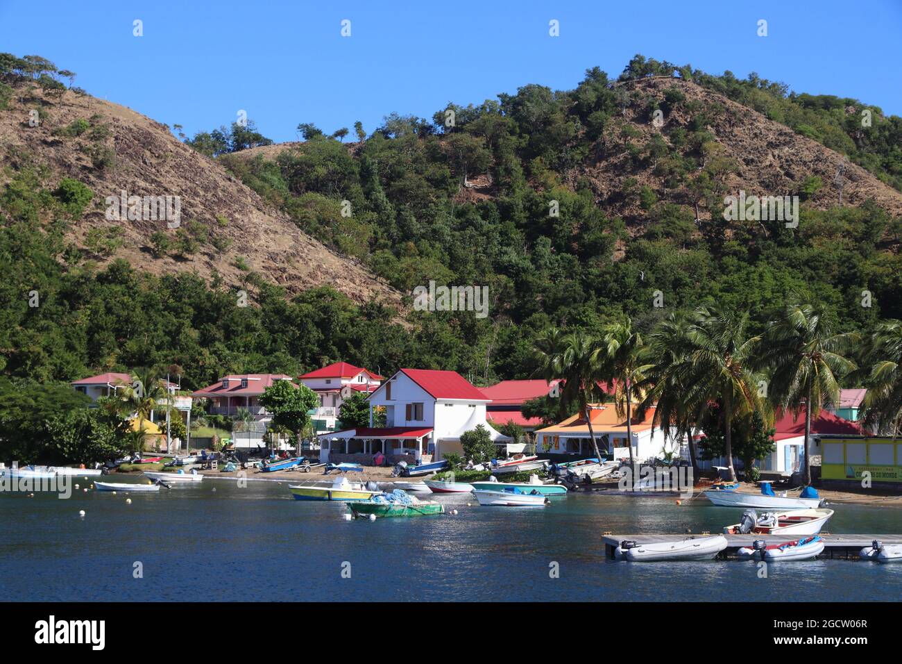 GUADELOUPE, FRANCE - 5 DÉCEMBRE 2019 : bateaux portuaires à Terre-Haut, les Saintes, îles de la Guadeloupe. La Guadeloupe a 650,000 visiteurs annuels. Banque D'Images