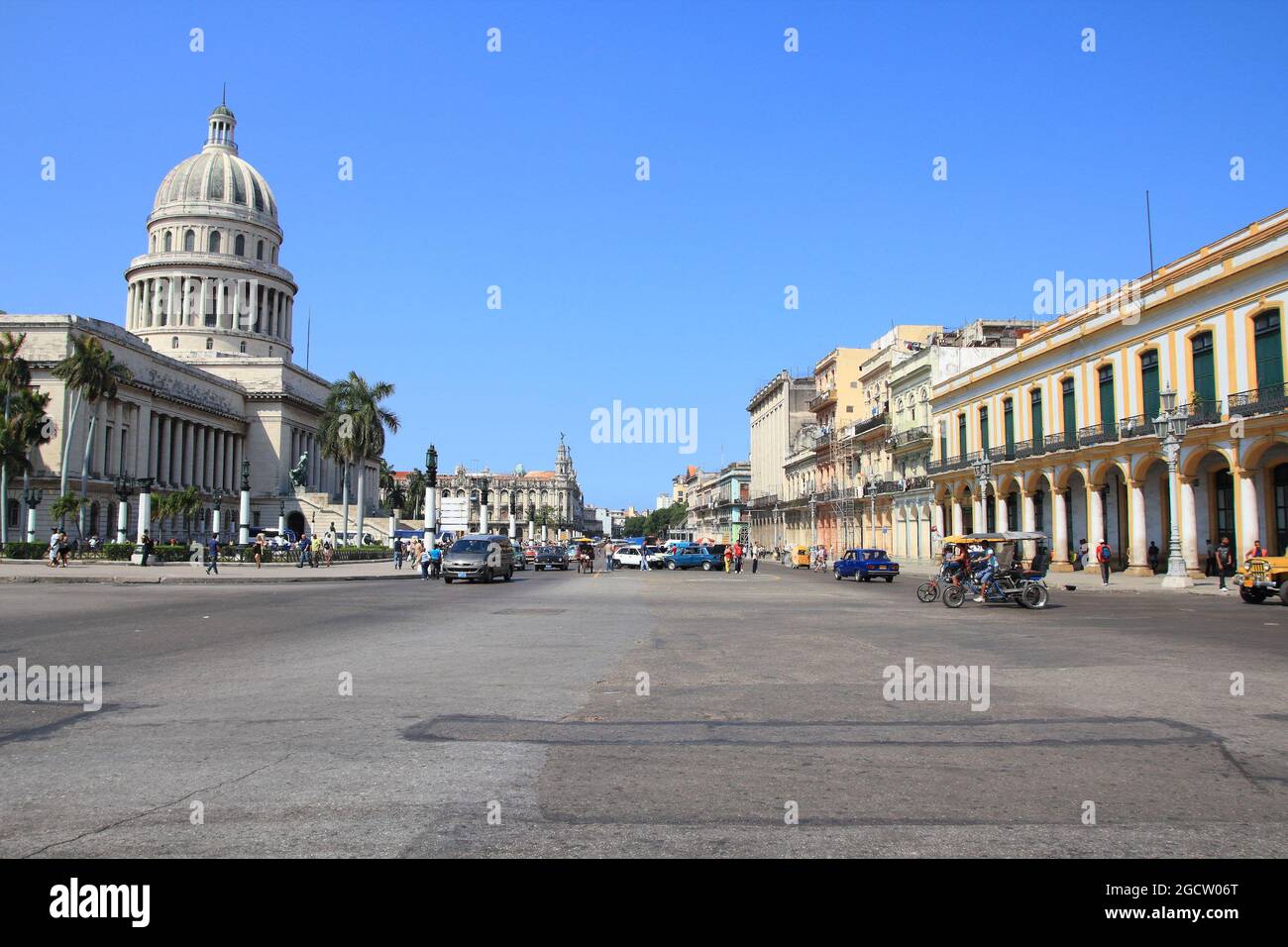 LA HAVANE, CUBA - 26 FÉVRIER 2011 : les gens visitent la rue Paseo de Marti à la Havane, Cuba. Le bâtiment sur la gauche est Capitolio Nacional (Capitole national) Banque D'Images