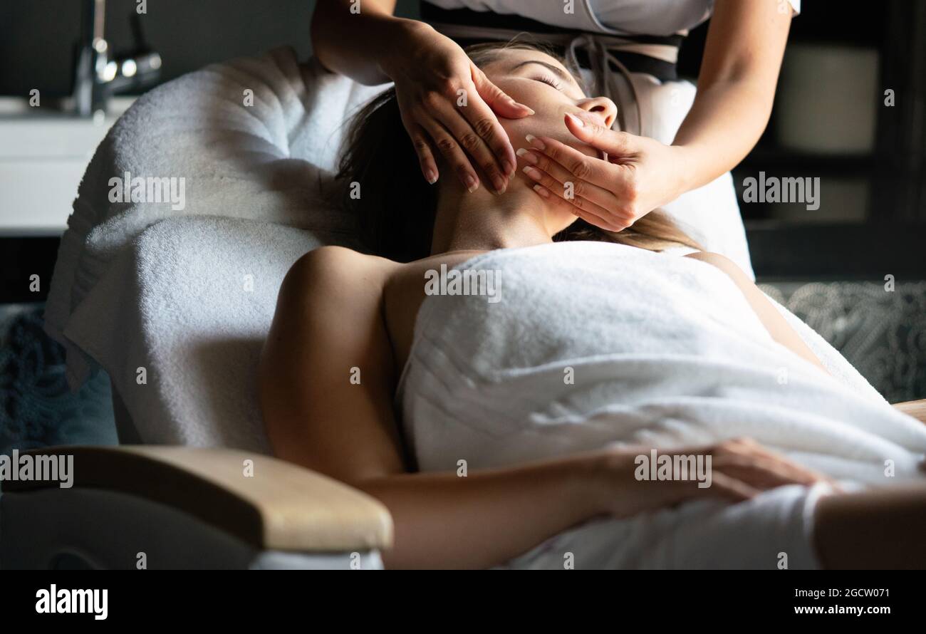 Concept santé, beauté, station et détente. Belle femme dans le salon de spa se faire masser Banque D'Images