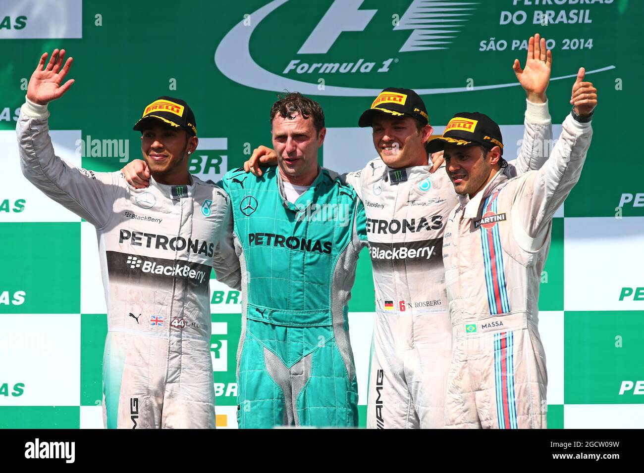 Le podium (de gauche à droite): Lewis Hamilton (GBR) Mercedes AMG F1, deuxième; Matt Deane (GBR) Mercedes AMG F1 Race Engineer; Nico Rosberg (GER) Mercedes AMG F1, vainqueur; Felipe Massa (BRA) Williams, troisième. Grand Prix brésilien, dimanche 9 novembre 2014. Sao Paulo, Brésil. Banque D'Images