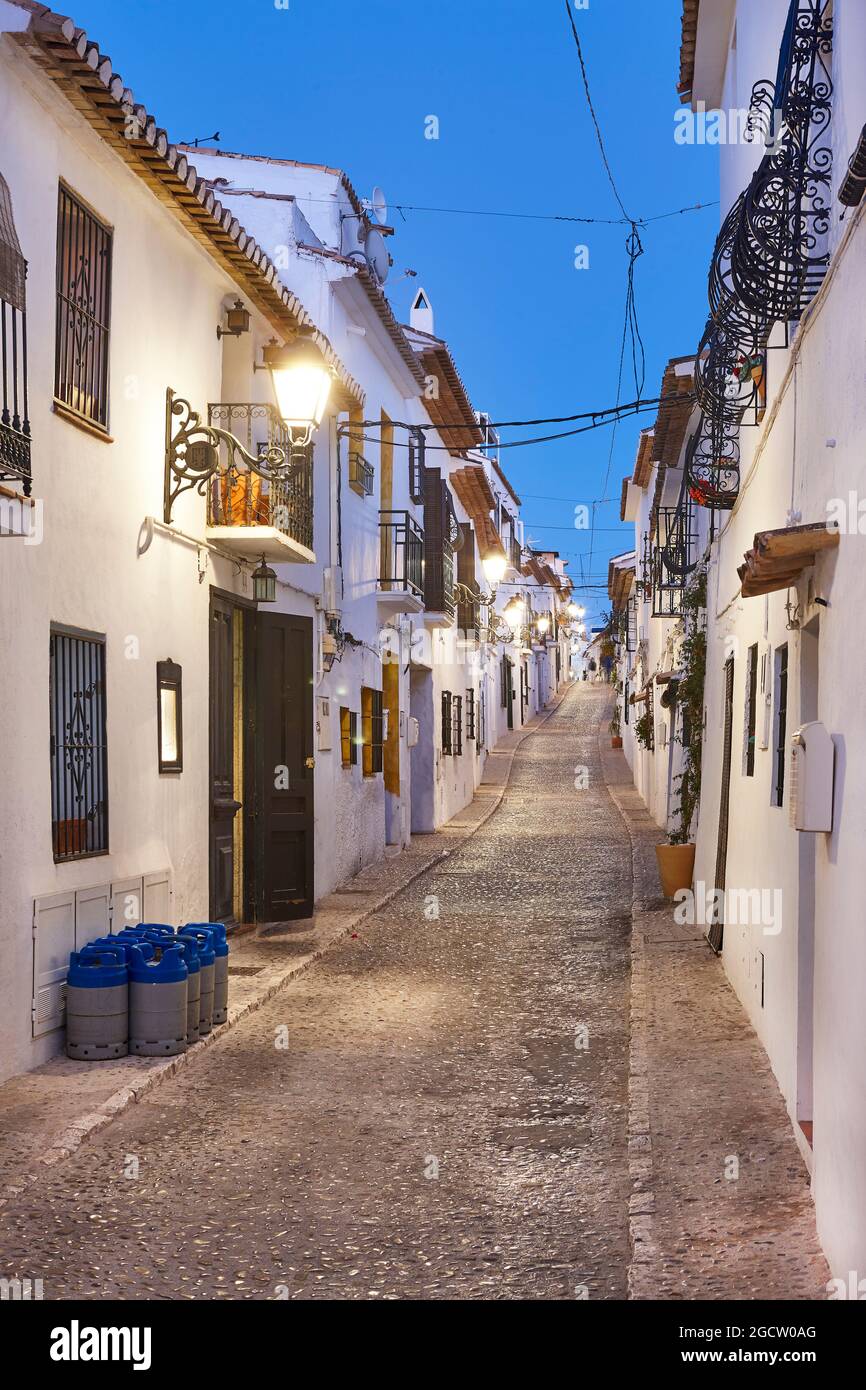 Village méditerranéen espagnol d'Altea. Façades blanches pittoresques au coucher du soleil Banque D'Images