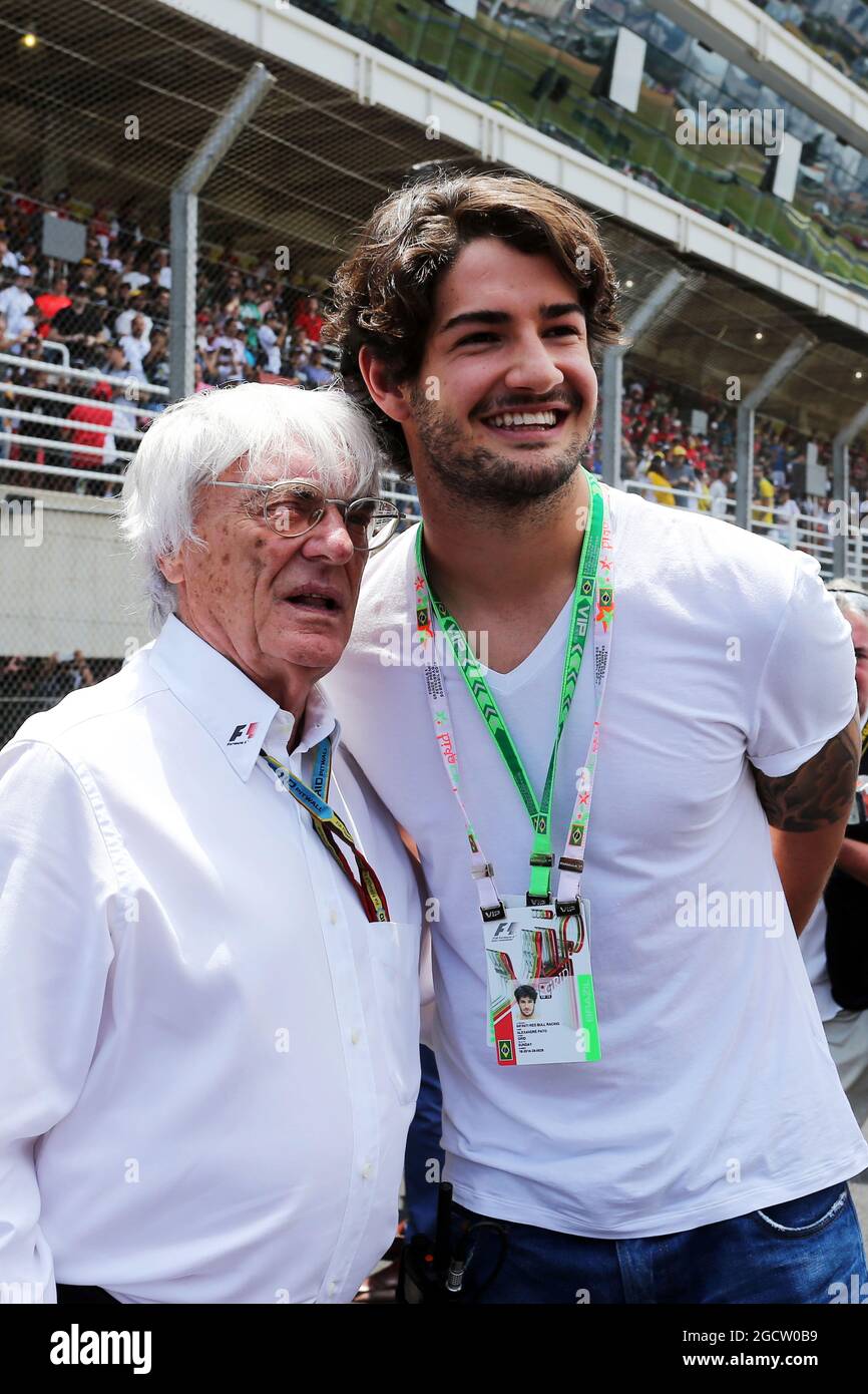 Bernie Ecclestone (GBR) avec Alexandre Pato (BRA) joueur de football sur la grille. Grand Prix brésilien, dimanche 9 novembre 2014. Sao Paulo, Brésil. Banque D'Images