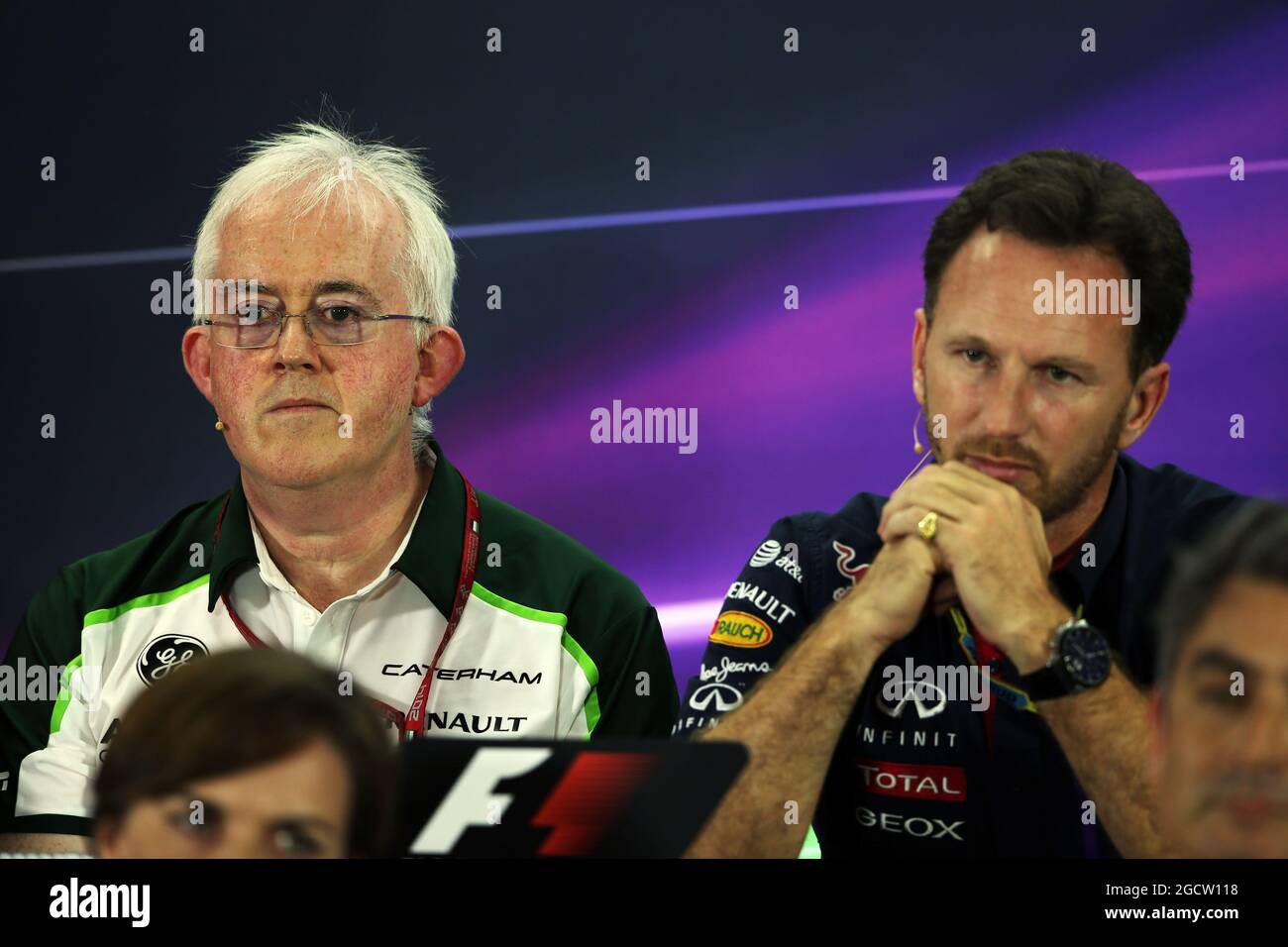 (De gauche à droite): Finbarr O'Connell, Administrateur de l'écurie de F1 de Caterham avec Christian Horner (GBR) Directeur de l'écurie de Red Bull à la Conférence de presse de la FIA. Grand Prix d'Abu Dhabi, vendredi 21 novembre 2014. Yas Marina circuit, Abu Dhabi, Émirats Arabes Unis. Banque D'Images