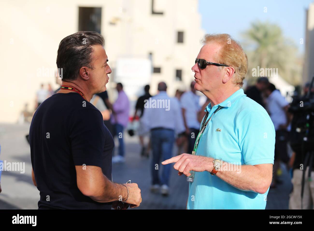 (De gauche à droite) : Jean Alesi (FRA) avec Jonathan Palmer (GBR). Grand Prix d'Abu Dhabi, samedi 22 novembre 2014. Yas Marina circuit, Abu Dhabi, Émirats Arabes Unis. Banque D'Images
